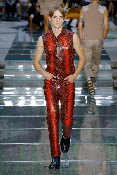 Look 16
